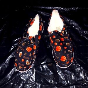 Black pumpkin print sneakers